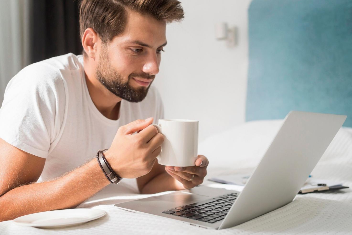 Equipo de profesionales trabajando en planificación financiera familiar